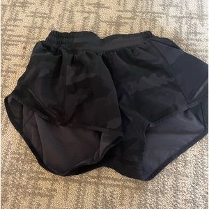 lululemon hotty hot 2.5” shorts
